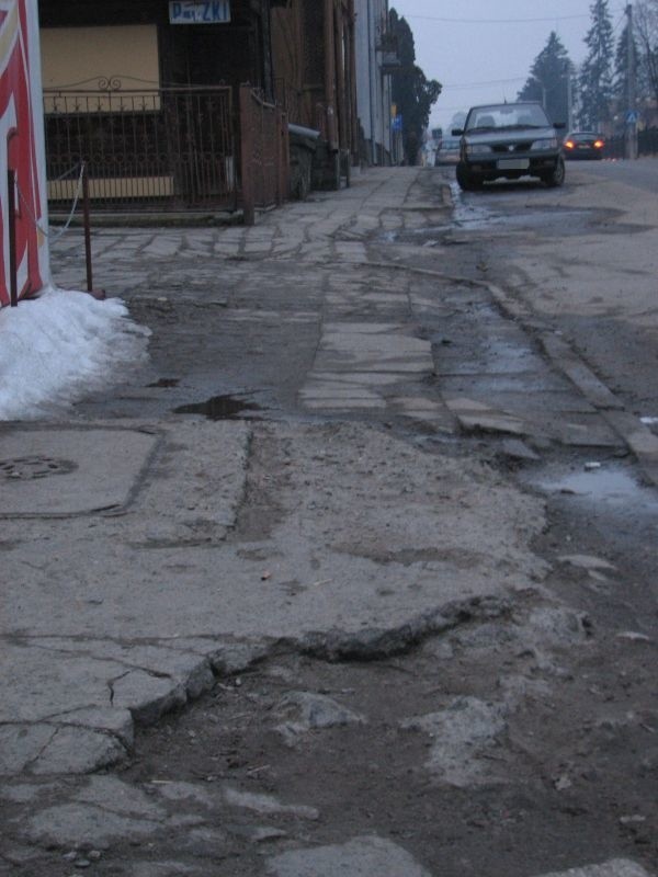 Chodnik przy ulicy Żeromskiego ma być wyremontowany w tym roku. Koszty mają pokryć po połowie miasto i powiat.