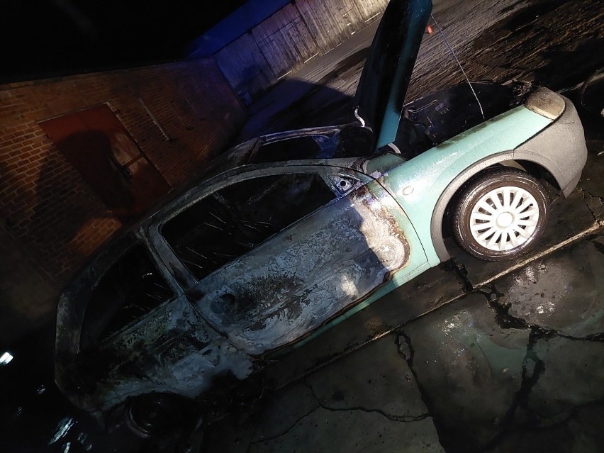 Opel corsa spalił się w garażu w Kozietułach.
