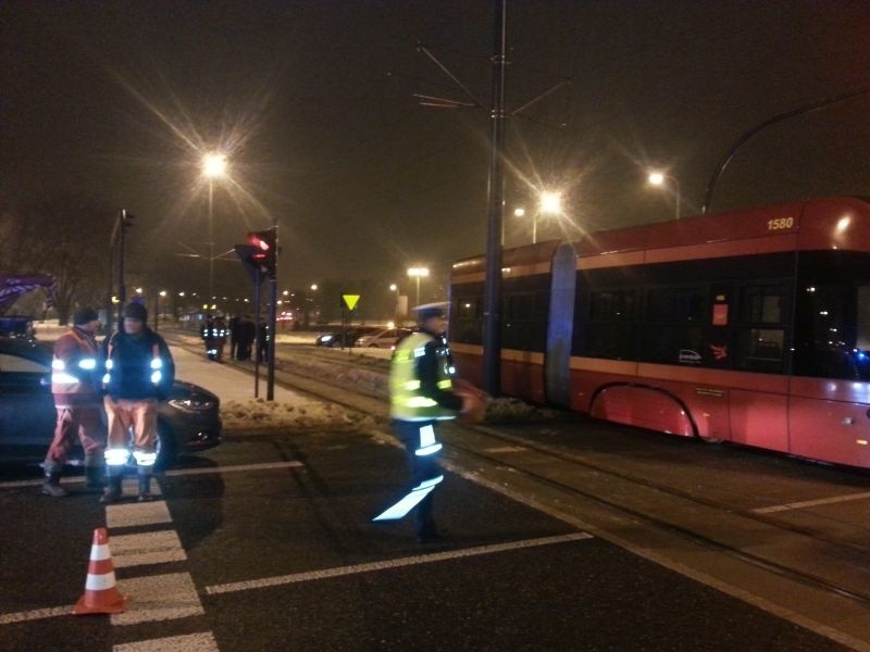 Volvo zderzyło się z "dziesiątką". Na Retkini nie jeżdżą tramwaje [FILM, zdjęcia]