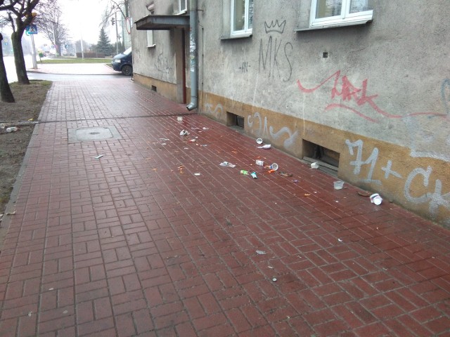 Tak wyglądał chodnik pod blokiem przy ulicy Pocieszka 20 w Kielcach w drugi dzień świąt o godzinie 12. Pełno było na nim śmieci.
