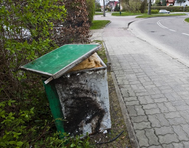 To kolejny przykład zapomnianych gabarytów na Rokosowie. Ta lodówka straszy przy Ruszczyca od tygodni