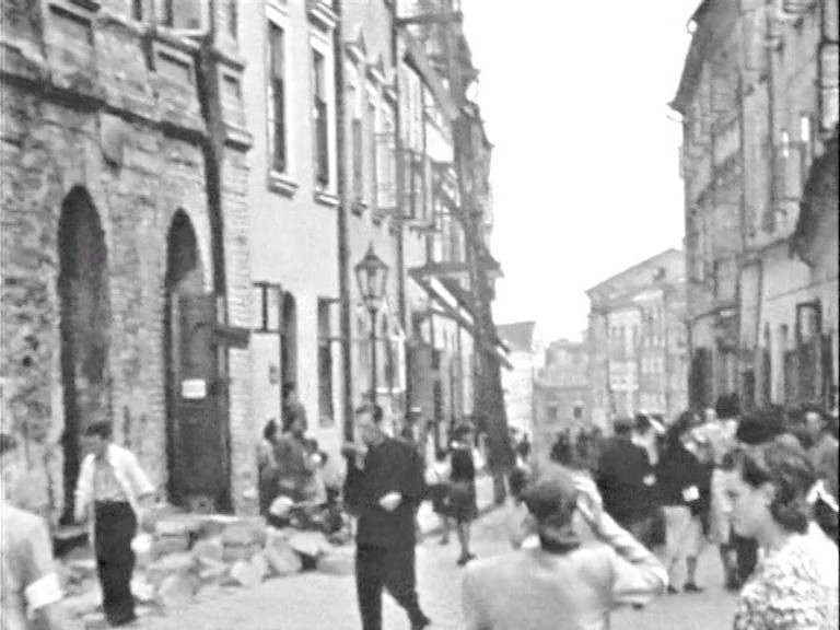 Tłumy na projekcji filmu przedstawiającego Lublin z 1940 roku