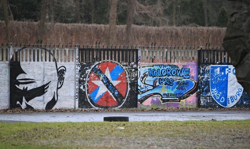 Kibicowskie graffiti przy stadionie Hutnika Kraków [GALERIA]
