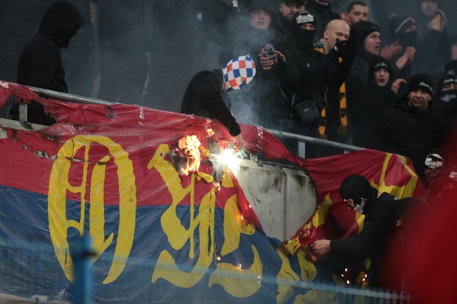 26.02.2022. Piast Gliwice - Górnik Zabrze. Kibice Górnika niszczą flagę Piasta.   Zobacz kolejne zdjęcia. Przesuwaj zdjęcia w prawo - naciśnij strzałkę lub przycisk NASTĘPNE