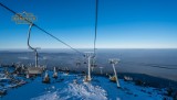 Na Dolny Śląsk wróciła zima. Jest mróz i dośnieżanie tras narciarskich idzie pełną parą. Gdzie w weekend jechać na narty i snowboard?