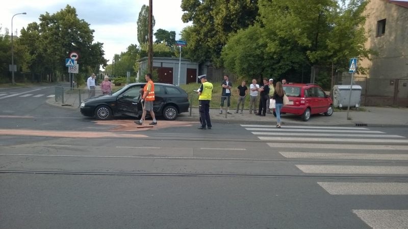 Wypadek na skrzyżowaniu ul. Pomorskiej i Matejki. Jedna osoba ranna [zdjęcia]