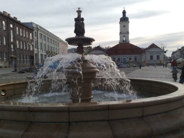 Przeniesiona spod Ratusza bliżej ulicy Sienkiewicza fontanna już działa.