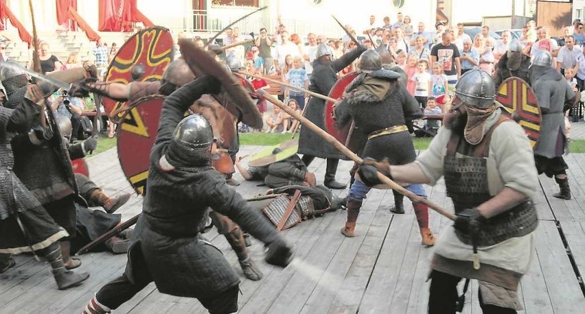 Pokaz walki zbrojnej wojowników z czasów średniowiecza,...