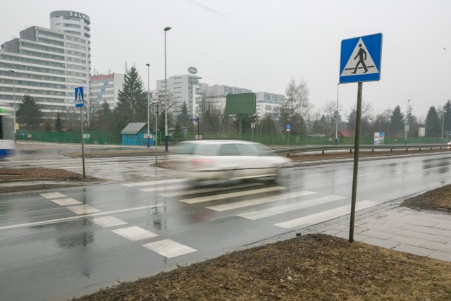 Ulica jest bardzo ruchliwa, a pasy ruchu oddziela wąska wysepka dla pieszych. ZIKiT szuka sposobu na poprawę bezpieczeństwa