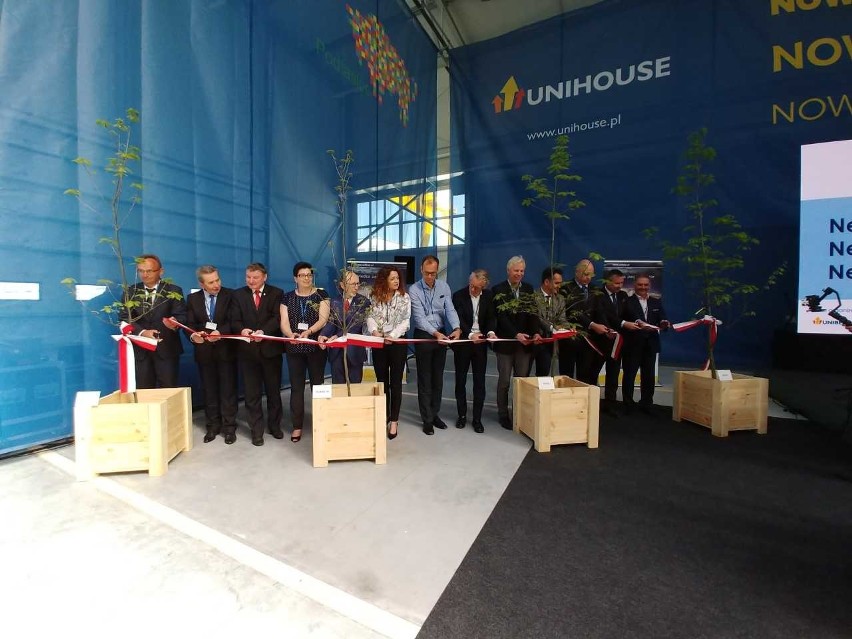 Otwarcie nowej hali w Fabryce Domów Modułowych Unihouse w Bielsku Podlaskim. Firma zwiększa moc i szuka ludzi do pracy