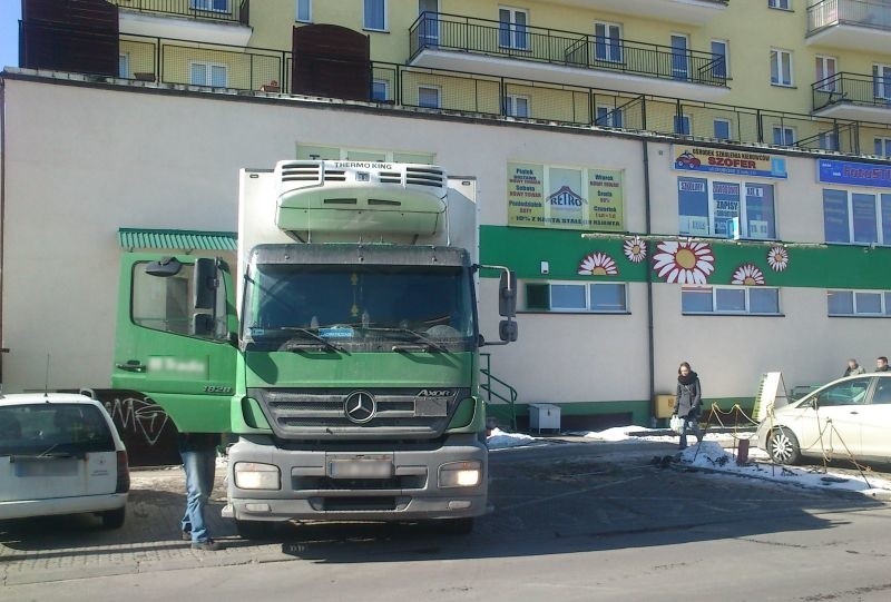 Ciężarowy mercedes zaparkowany przy ulicy Pułaskiego.