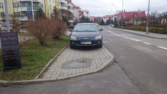 Tak się parkuje na ul. Kościelnej w Rzeszowie.