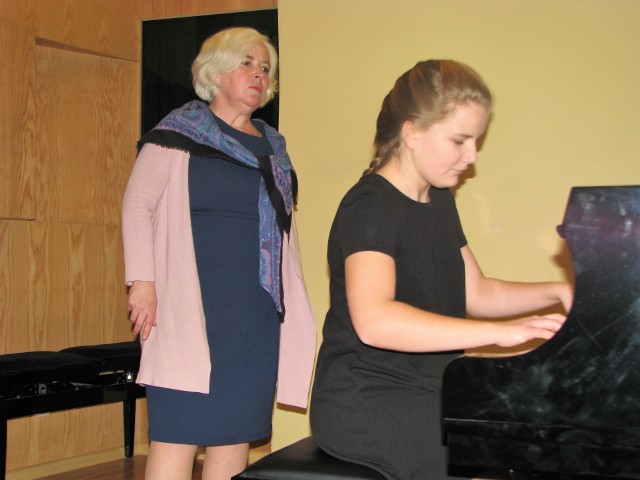 Jako pierwsza wystąpiła Karolina Kałuża z klasy fortepianu, uczennica pani Beaty Danilewskiej.