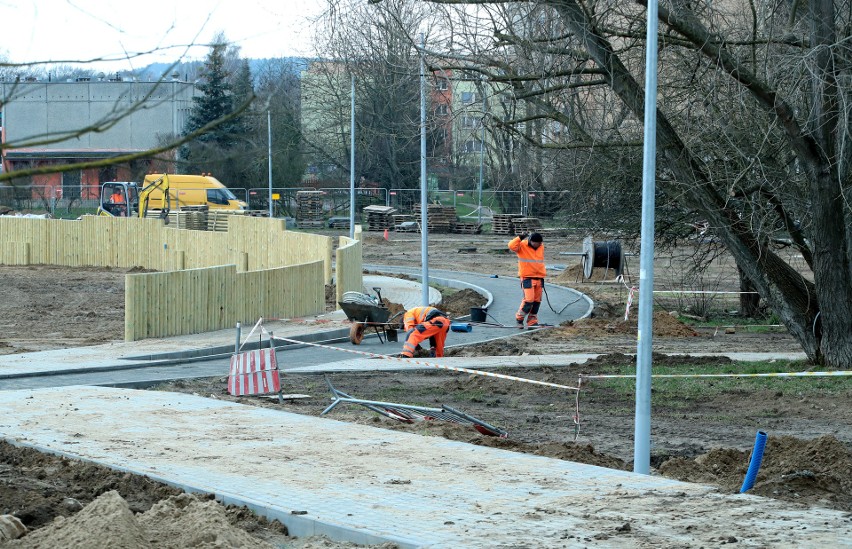 Nowy park na osiedlu Zawadzkiego powstaje w zawrotnym tempie. Będzie gotowy już latem?