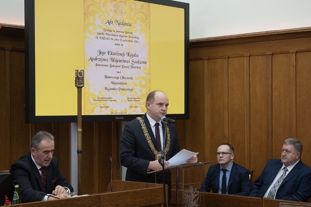 Radni przyjęli budżet na 2017 rok i nadali tytuł Honorowego Obywatela Województwa Kujawsko-Pomorskiego biskupowi toruńskiemu Andrzejowi Suskiemu