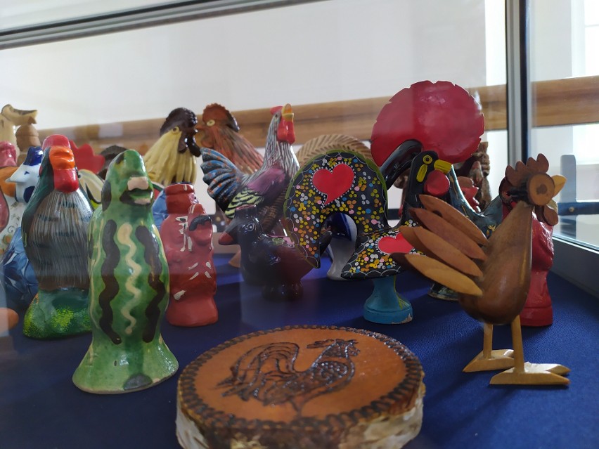 Kolorowe figurki i rzeźby kogutów są wykonane z drewna,...