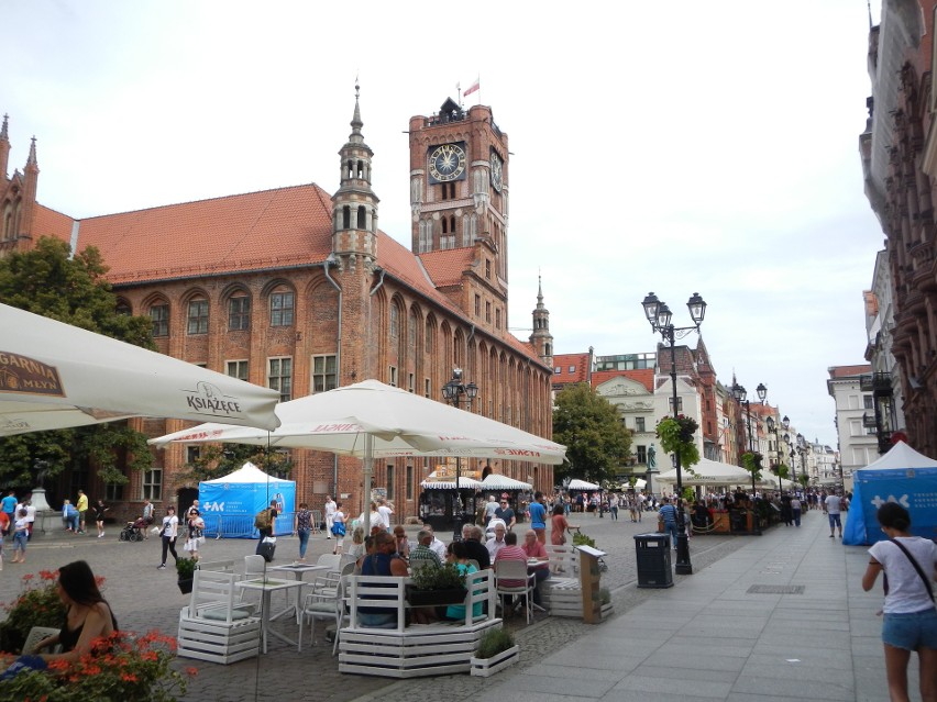 Rynek Staromiejski w Toruniu i jego monumentalny ratusz. To...