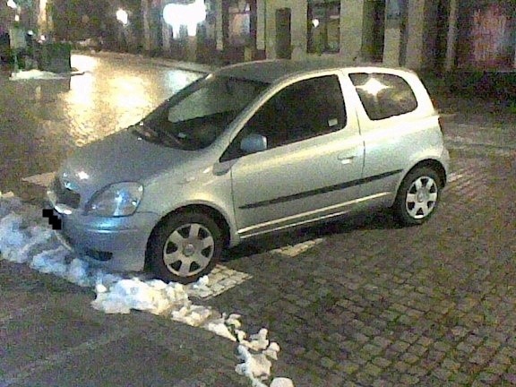 Auto zaparkowane na pasach w Zielonej Górze