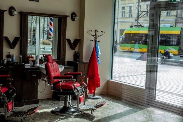 Niektóre z gabinetów kosmetycznych i salonów fryzjerskich już rozpoczęły zapisy. Najbliższe terminy przypadają na drugą połowę maja.