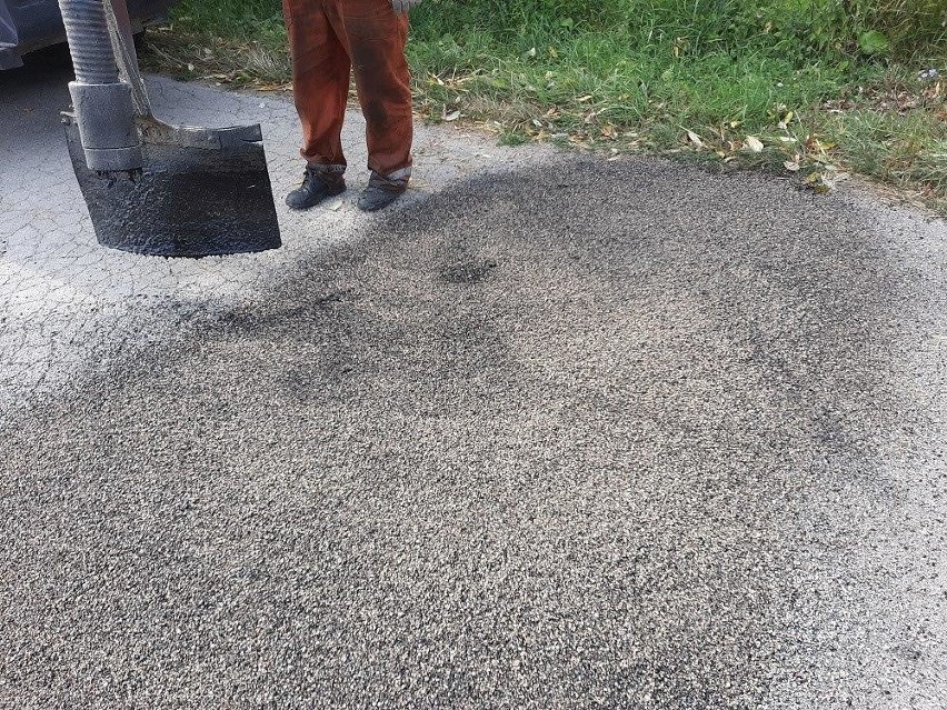 Gmina Andrzejewo. Przy okazji innej inwestycji gmina połatała dziury w drogach. Zdjęcia