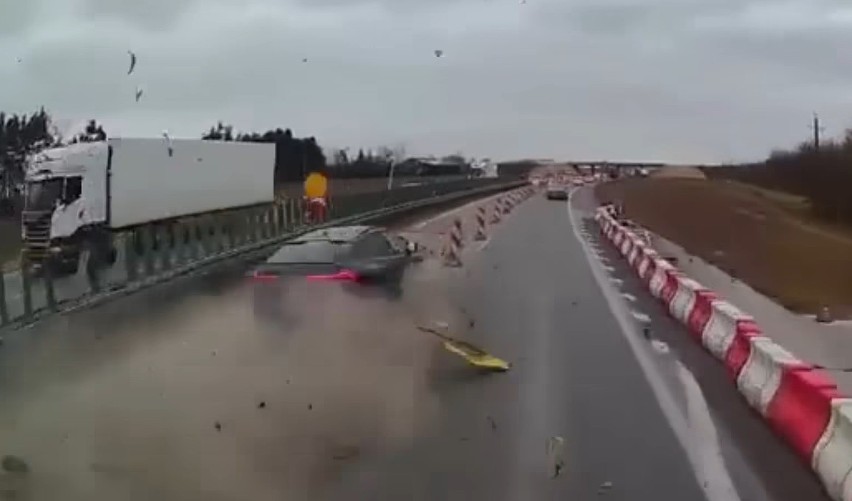 Wypadek na trasie S8 w kierunku Białegostoku. Pijany kierowca BMW źle ocenił sytuację na drodze. Zobacz nagranie 