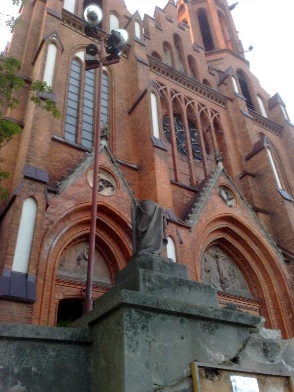 Zniszczona figura św. Piotra przed bialostocką katedrą