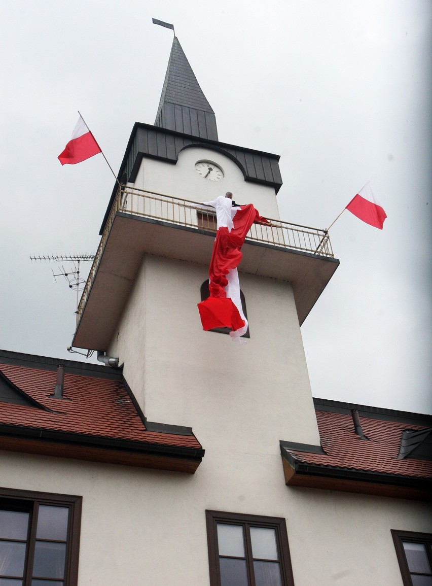 Dzień Flagi w Miasteczku Galicyjskim. Marszałek i mażoretki [ZDJĘCIA]