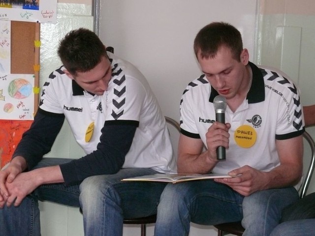 Paweł Podsiadło (z prawej) czytał bajkę "Żółw i zając&#8221;. Obok Piotr Grabarczyk.