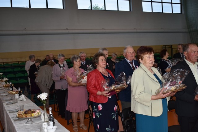 Jubileusz Złotych Godów obchodziło 15 par małżeńskich z gminy Tczów. Z tej okazji samorząd przygotował uroczystość w miejscowym Zespole Szkół.