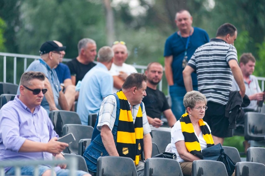 26.06.2021: Kibice na meczu Wieczysta Kraków - Zwierzyniecki...