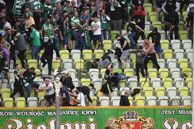 Awantura pseudokibiców na stadionie w Gdańsku. Aleksandra Dulkiewcz: Ani jedna złotówka z kieszeni podatników nie trafi na pokrycie szkód