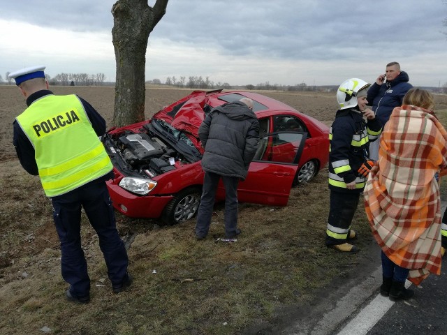 Do niebezpiecznego zdarzenia drogowego doszło w czwartek w miejscowości Pąchów w powiecie konińskim. Kierowca samochodu kia chciał uniknąć zderzenia, stracił panowanie nad autem i dachował.