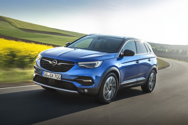 Opel Grandland XNowy Grandland X z silnikiem benzynowym jest dostępny w cenie od 94 900 zł, natomiast wersje z silnikiem diesla kosztują od 105 900 zł.Fot. Opel