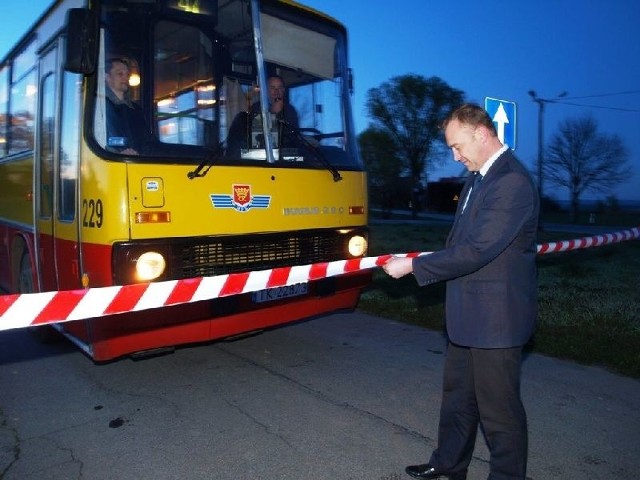 Symbolicznego przecięcia wstęgi przed wyjazdem pierwszego autobusu z pętli dokonał Przemysław Łysak &#8211; wójt Gminy Górno.