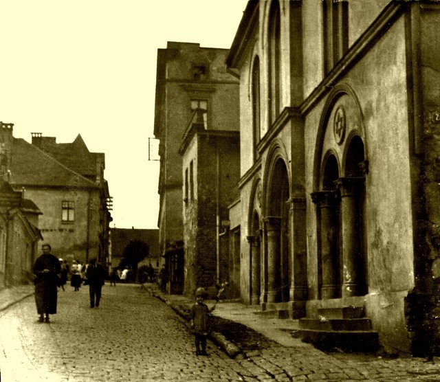 Jedno z nielicznych zachowanych zdjęć wodzisławskiej synagogi od frontu - ok. 1925 roku. W tym czasie nabożeństwa żydowskie już się w niej nie odbywały.