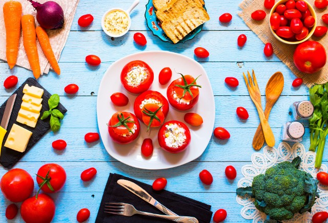 Przepis na faszerowane pomidory. Sprawdź jak je przygotować.
