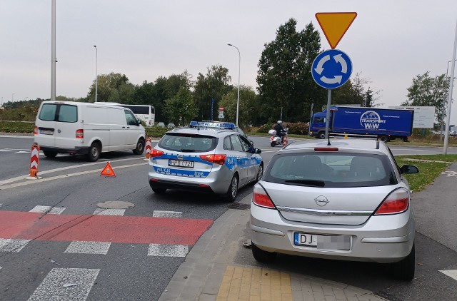 Ronda z założenia mają poprawiać bezpieczeństwo ruchu na skrzyżowaniach dróg. Niestety, również w miejscach z taką organizacją ruchu dochodzi do kolizji i wypadków. Zobacz, które ronda sprawiają najczęściej wrocławskim kierowcom problemy.Do kolejnych zdjęć można przejść również za pomocą strzałek, lub gestów.