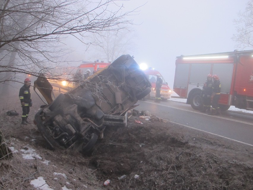 Wypadek w Waganowicach. Bus wpadł do rowu, są rannych