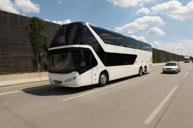 Neoplan Skyliner, luksusowa marka autobusu koncernu MAN. W Starachowicach ruszy produkcja korpusów tego typu pojazdów.