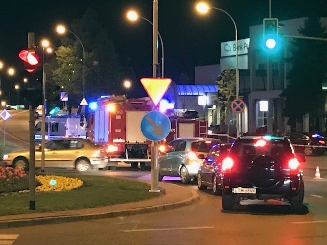 Wypadek pod Galerią Rzeszów. Wóz straży pożarnej zderzył się z motocyklistą
