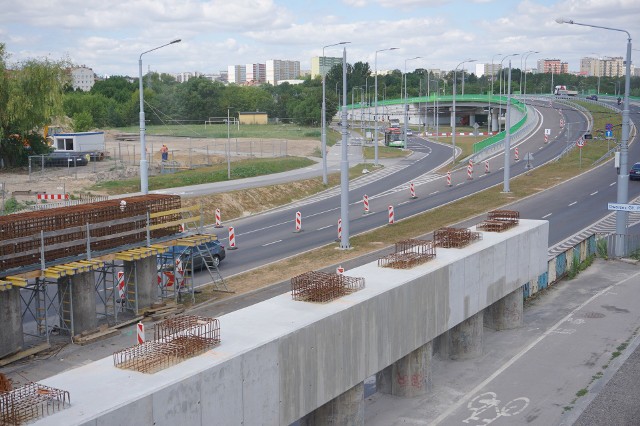Wiadukt kolejowy nad ul. Diamentową. Przebudowa obiektu ruszła w styczniu 2018 r. Teraz, po kilkumiesięcznym przestoju, kolejarze wracają do prac przy obiekcie 