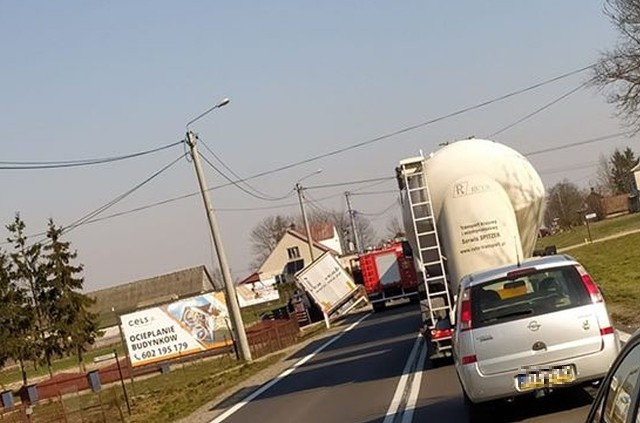 Kumiała. Tir przy wyprzedzaniu bmw uderzył w osobowe auto na DK 8