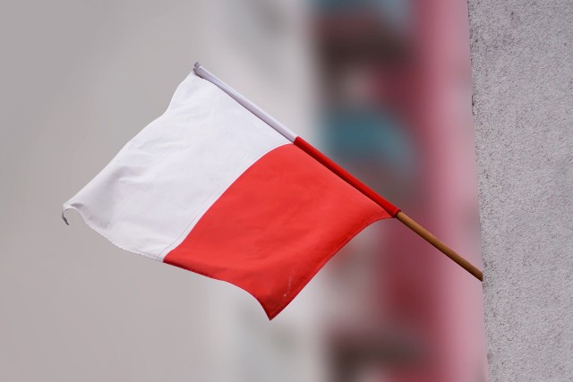 2 maja obchodzimy Dzień Flagi. Pokażmy nasze przywiązanie do barw narodowych - razem stwórzmy galerię zdjęć naszych flag. Przysyłajcie nam zdjęcia biało-czerwonej przed waszymi domami, na balkonach, na waszych posesjach - na adres internet@echodnia.eu oraz poprzez facebooka. Wasze zdjęcia będziemy zamieszczać na bieżąco.Na kolejnych slajdach Wasze flagi - zobaczcie