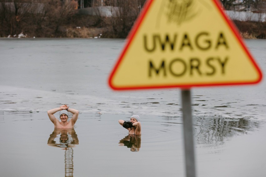 Morsy z Rzeszowa świętują Boże Narodzenie. Szalona kąpiel w lodowatej wodzie na Żwirowni [ZDJĘCIA]