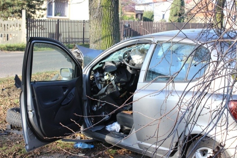 Wypadek - toyota uderzyła w drzewo. Kierowca w ciężkim stanie