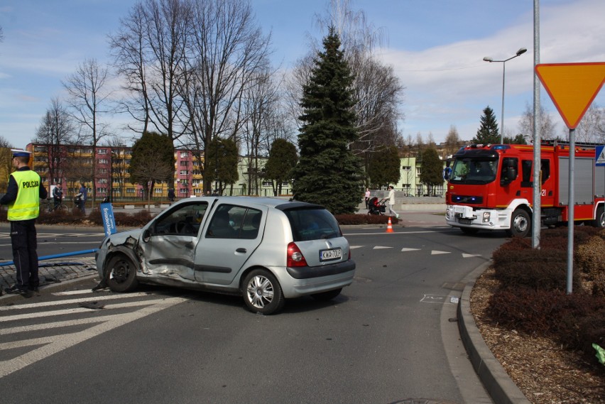 Wypadek pod OCK w Oświęcimiu. Na skrzyżowaniu zderzyły się renault i skoda. Jedna osoba trafiła do szpitala