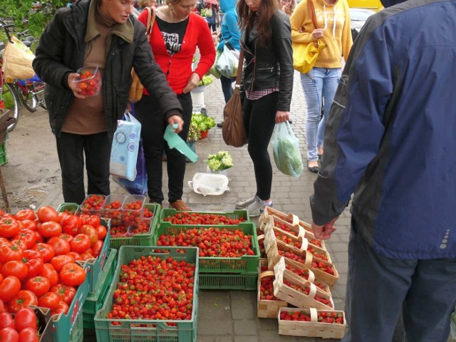 Polskie truskawki spod folii na placu targowym w Stalowej Woli.