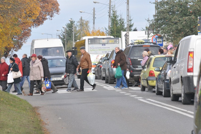 Przy lubuskich cmentarzach już tłoczno. Dojeżdżając lub...