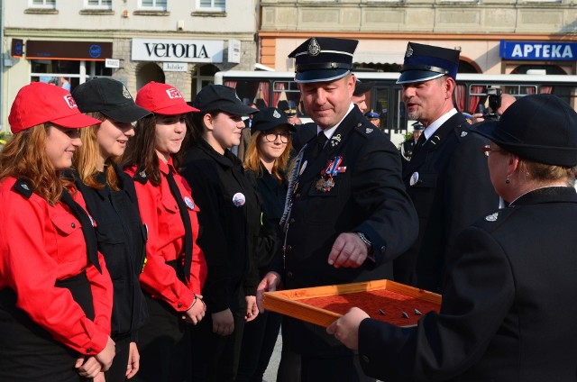 Święto druhów ochotników z OSP Żnin rozpoczęło się mszą św. w kościele p.w. św. Floriana. Później wszyscy przemaszerowali na rynek. Tu odznaczono wielu strażaków, podziękowano też samorządowcom i miejscowym firmom za wspieranie działalności jednostki. Delegacja druhów OSP pojechała także na żniński cmentarz, by na pomniku złożyć wieniec w hołdzie nieżyjącym strażakom.