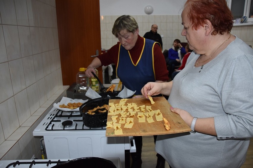 Dominikowice. Pączki pachniały masłem i domową różą, a chrust rozpływał się w ustach - kulinarne, karnawałowe spotkanie najlepszych gospodyń